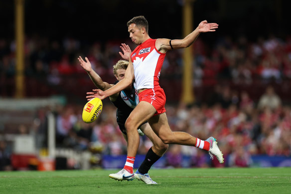 Olli Florent had the chance to win the game for the Swans but failed to make the distance after the siren.