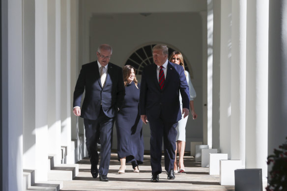The two leaders, followed by their wives, at the White House. 