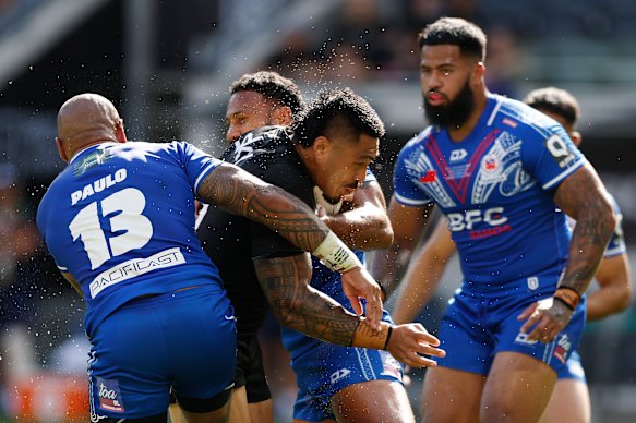 Moses Leota powers into the Samoa ruck.