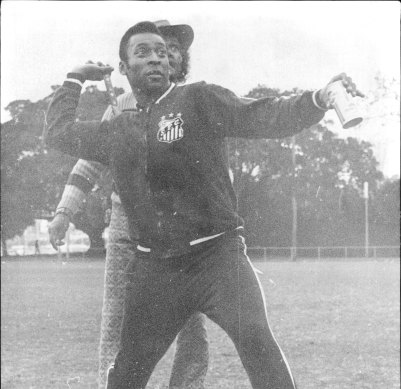 Pele being taught how to use a boomerang in Sydney, in 1972.