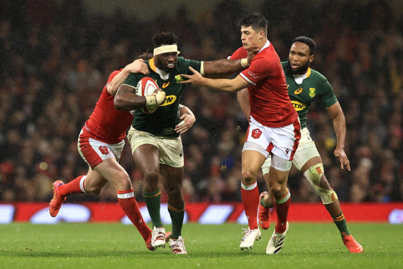 Siya Kolisi of South Africa is tackled by Louis Rees-Zammit.