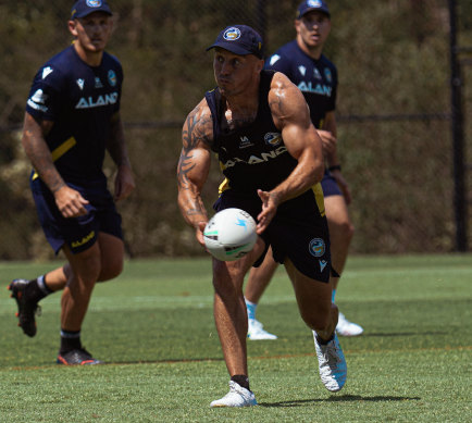 This photo of Josh Hodgson and his chiselled physique has gone viral.