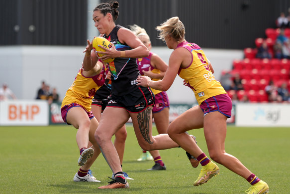 St Kilda’s Jesse Wardlaw (centre) starred against her old side.