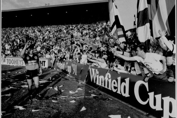 Royce Simmons says farewell to the Panthers fans after his last home game at Penrith park in 1991.