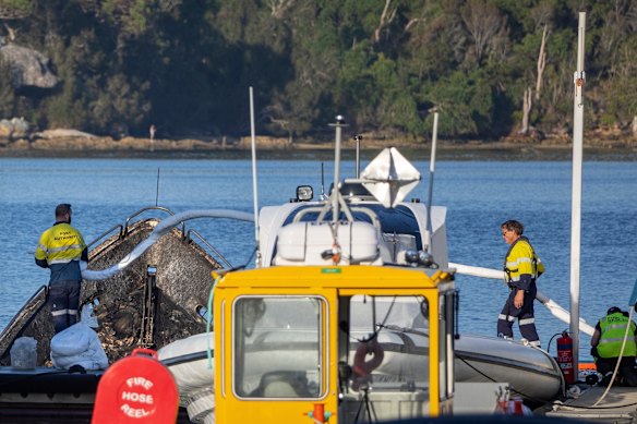 Funcionários da Autoridade Portuária examinando a cena.