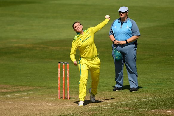 Jess Jonassen in action for Australia.