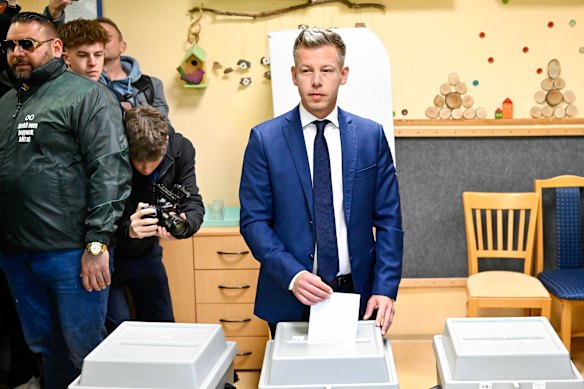 Peter Magyar, líder do partido de oposição Tisza, vota em uma seção eleitoral em Budapeste no domingo.
