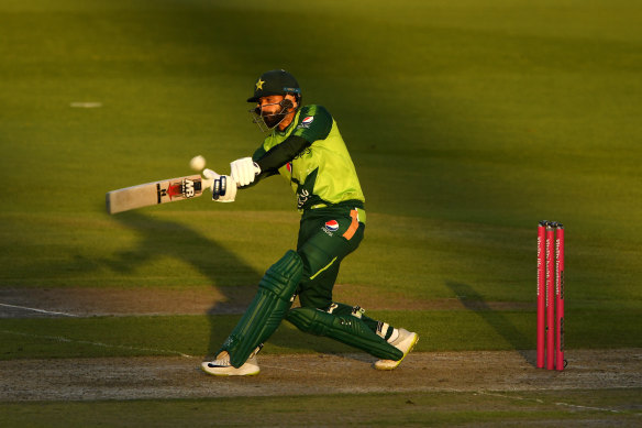 Mohammad Hafeez blasted an unbeaten 86 for Pakistan in Manchester.