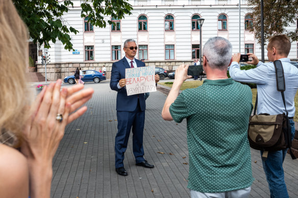 A career diplomat in front of the Ministry of Foreign Affairs in Minsk urges other diplomats to join a nationwide strike movement on August 18.