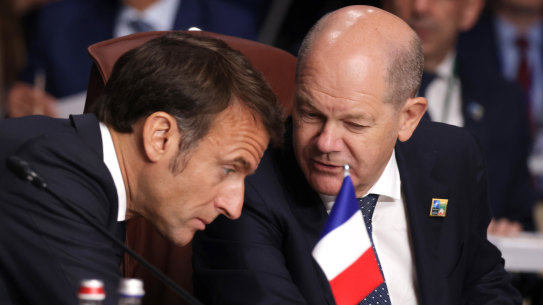 Eduard Macron (left) and Olaf Scholz: Their countries’ political crises couldn’t come at a worse time.