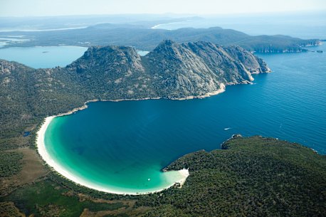 Wineglass Bay: arrive early.