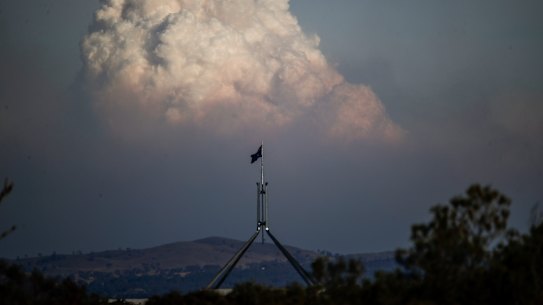 Former state fire chiefs are calling for a national, military-style response to increasing risks from bushfires and other natural disasters. 