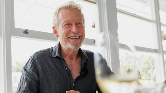 Richard Roxburgh almorzando en The Corner en Palm Beach.