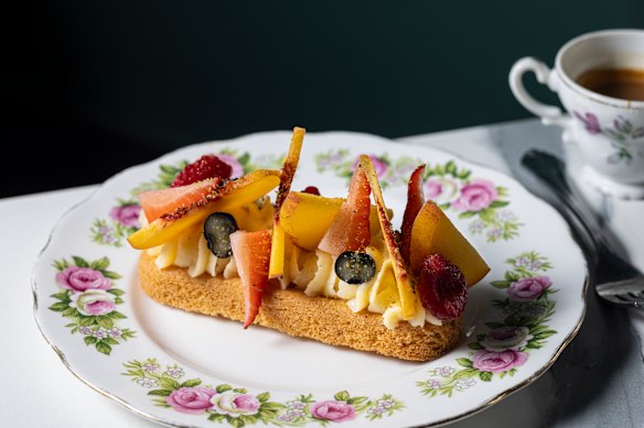 Crostata topped with custard and fruit.
