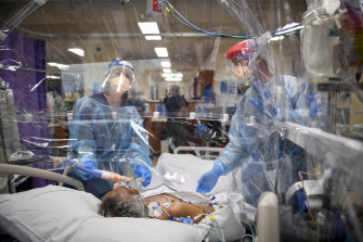 ICU clinicians tend to a patient in July 2020 at Western Health’s Footscray hospital. Doctors around the world have been sharing notes and tricks to fight COVID since the pandemic started.