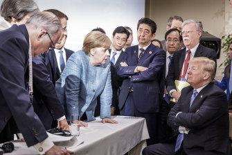 Angela Merkel rozmawia z Donaldem Trumpem na szczycie G20 w Kanadzie w 2018 roku.