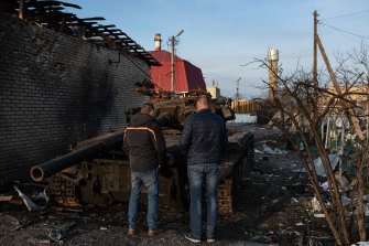 İki adamın yanmış bir tankı inceledikleri Hostomel'de, izleyiciler düzenli olarak Ukrayna tank harabelerini Rus tanklarıyla karıştırıyorlar. 