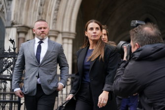 Wayne ve Coleen Rooney Kraliyet Adalet Divanı'ndan ayrılırlar.