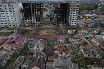 Perşembe günü Ukrayna'nın Borodianka kentinde ağır hasarlı evlerin bulunduğu bir bölgenin yanında yıkılan bir apartman.