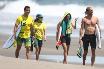 Los australianos Julian Wilson, Stephanie Gilmore y Owen Wright durante una sesión de entrenamiento en Tsurigasaki Surfing Beach, Japón.