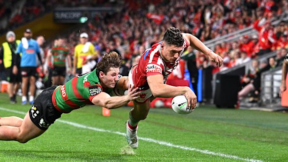 Jake Averillo scores a try.