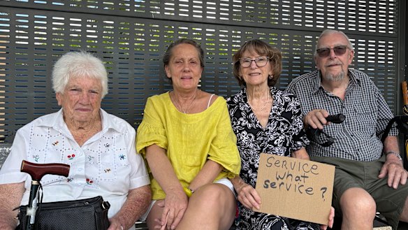 Sandra (segunda a partir da esquerda) com outros residentes de Acacia Ridge afetados pelas mudanças de rota na quinta-feira. 