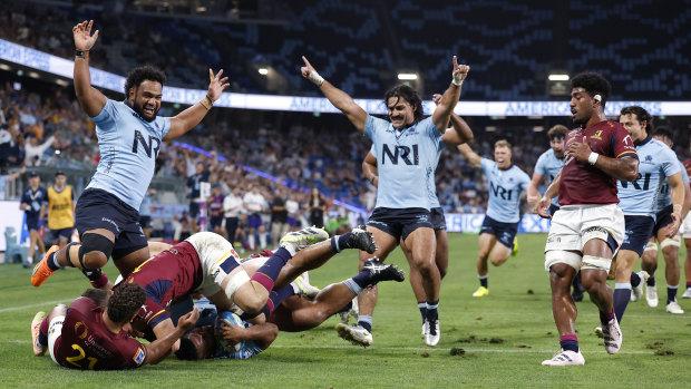 The Waratahs celebrate a try in the win over the Highlanders, but they won’t want to get into a shootout with the Drua on Friday.
