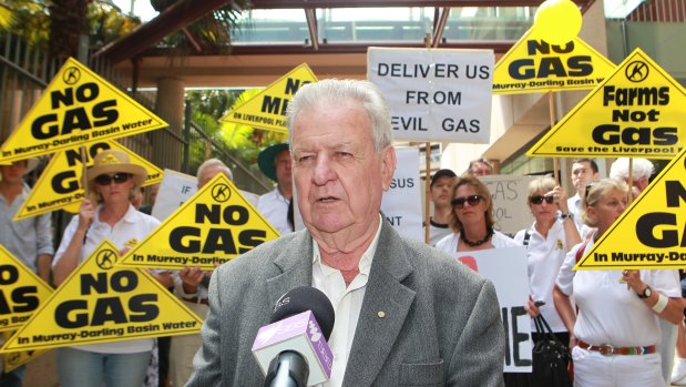 Jack Mundey at a rally of angry farmers opposed to the development of a high pressure gas pipeline from Narrabri to Wellington by Eastern Star Gas.