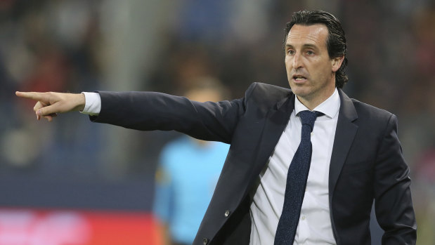 PSG head coach Unai Emery gives directions to his previous team.
