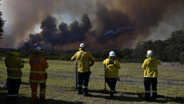 A fire flares up at Gospers Mountain after warm high temperatures and strong winds again hit NSW.