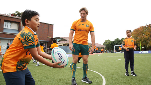 Michael Hooper with school children on Wednesday at the launch of the 2022 Wallabies jersey. 