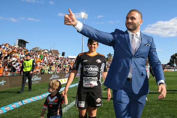 Fan favourite: Robbir Farah farewells the Tigers faithful in 2016.