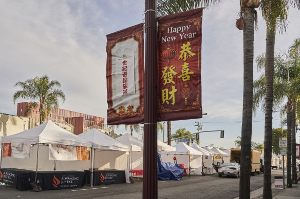 California, Monterey Park'ta silahlı bir kişinin 10 kişiyi öldürdüğü ve 10 kişiyi de yaraladığı yerin yakınındaki Yeni Ay Yılı festivali için satıcı çadırları.