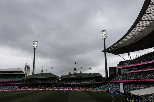 The lights are on at the SCG on day one of third Test, but play is suspended.