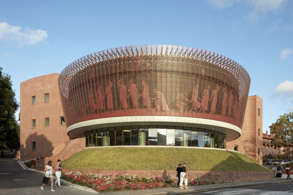 The Women’s College Sibyl Centre, designed by m3architecture, depicts a procession of muses on the copper screen that crowns the building.