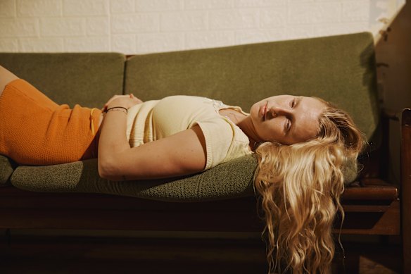 Marten은 15세에 메이저 레이블과 계약을 맺었습니다. 