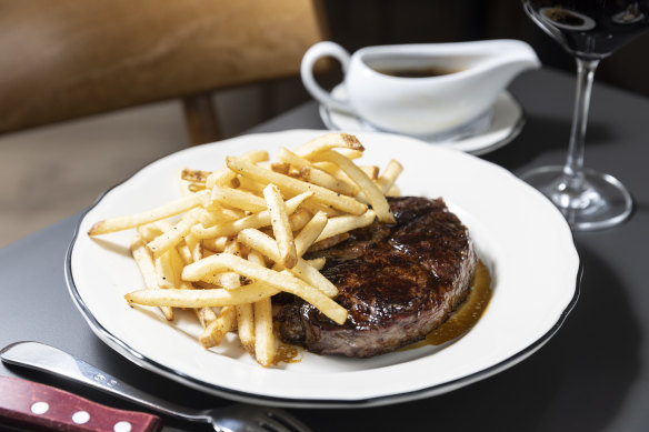 Steak with pepper sauce and fries.