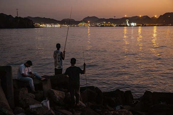La scorsa settimana i pescatori catturano pesci mentre petroliere, navi da carico generale, navi portarinfuse e pescherecci sono ancorati nelle acque al largo di Mascate, vicino allo Stretto di Hormuz.