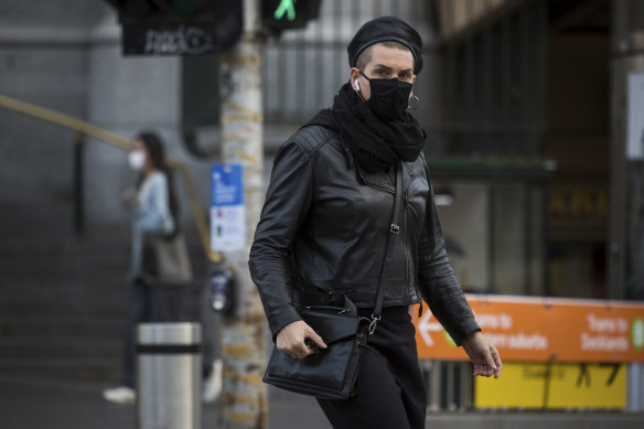 The Victorian government is recommending that people wear masks in public to slow the spread of COVID-19. 