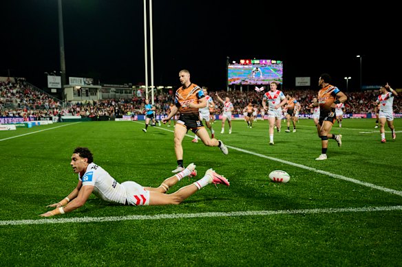 Tyrell Sloan crosses for the Dragons.