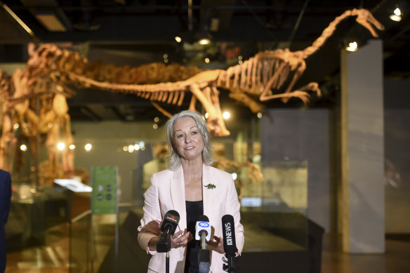 Lynley Crosswell announcing Museums Victoria’s acquisition of Horridus the Triceratops fossil. 