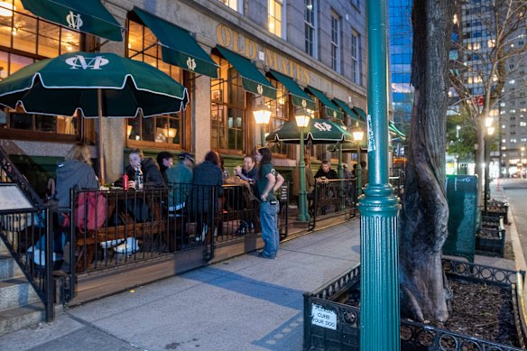 The pub even has a “beer garden”, though in New York it’s five tables along a narrow outdoor strip.