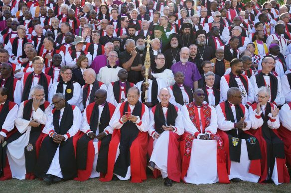 Canterbury Başpiskoposu Justin Welby, ön sıra, orta sağ, geçen yıl dünyanın dört bir yanından piskoposlarla birlikte.  Eşcinsel evliliğe izin vermeme kararı, İngiltere Kilisesi içinde beş yıldır devam eden tartışmaların ardından geldi.