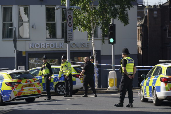 İngiltere'nin Nottingham kentinde 3 kişinin hayatını kaybetmesi üzerine polis ekipleri bir yolu trafiğe kapattı.