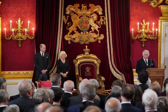 Prens William ve Kraliçe Consort Camilla, katılım konseyi sırasında Kral olarak ilan edilmesi sırasında Kral Charles III'ün konuşmasını izliyor.