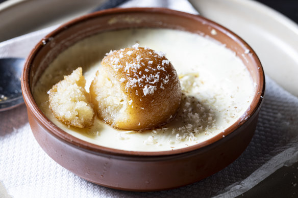 Ju ju dhau (“king of yoghurt”) dessert.