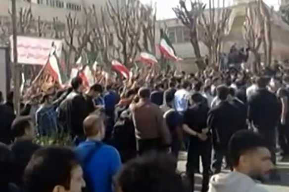 Captura de tela de vídeo postado nas redes sociais e verificado pela Agence France-Presse mostrando iranianos em confronto perto do Departamento de Engenharia Aeroespacial da Universidade Sharif, em Teerã, neste fim de semana.