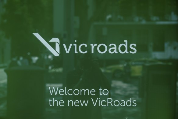 The federal government says making Victorian driver licence numbers available to the DVS is a matter for VicRoads.