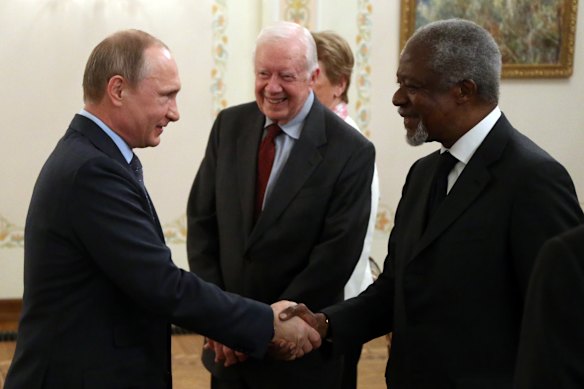 Jimmy Carter (centre) and Kofi Annan (right) met with Vladimir Putin in 2015 in Moscow. Putin has refused to meet with the Elders since his invasion of Ukraine.