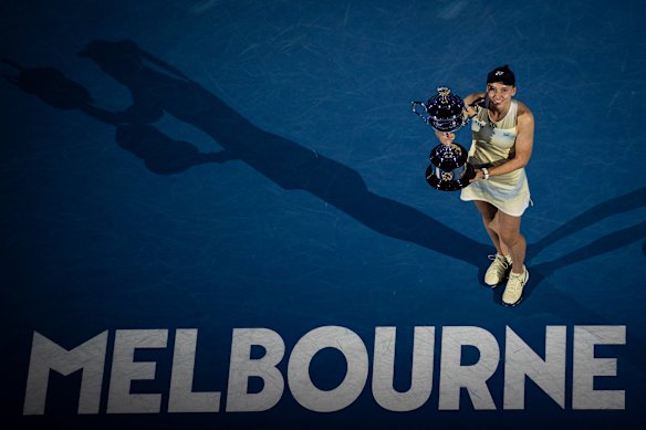 Elena Rybakina with this year’s trophy.